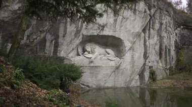 Lucerne, İsviçre. Lion Anıtı, Alman Loewendenkmal, Luzern, Schweiz. Turizm, eğlence merkezi, turistik yer ve Lucerne 'de kışın bulutlu havada eğlence.. 
