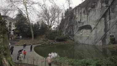 1 Şubat 2025. Lucerne, İsviçre. Lion Anıtı, Alman Loewendenkmal, Luzern, Schweiz. Turizm, eğlence merkezi, turistik yer ve Lucerne 'de kışın bulutlu havada eğlence.. 