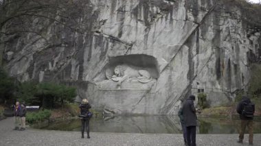 1 Şubat 2025. Lucerne, İsviçre. Lion Anıtı, Alman Loewendenkmal, Luzern, Schweiz. Turizm, eğlence merkezi, turistik yer ve Lucerne 'de kışın bulutlu havada eğlence.. 
