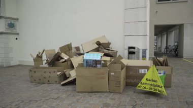 Karton sammelplatz Schweiz. İsviçre, Schaffhausen 'de iyi organize edilmiş karton geri dönüşüm noktası. Sürdürülebilir atık yönetimi ve çevre dostu. Altstadt 'ta Karton Sammelstelle. Geri dönüşüm. 