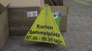 Karton sammelplatz Schweiz. İsviçre, Schaffhausen 'de iyi organize edilmiş karton geri dönüşüm noktası. Sürdürülebilir atık yönetimi ve çevre dostu. Altstadt 'ta Karton Sammelstelle. Geri dönüşüm. 