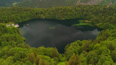 Almanya, Bavyera 'da Freibergsee ve Heini-Klopfer- Schkiflugschanze' nin insansız hava aracı görüşleri. Dağlar ve ormanlarla çevrili bu el değmemiş göl ve ünlü kayakla atlama alanı havadan görülebilir. Oberstdorf. 