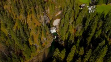 Katholische Bergkapelle Maria Hilf im Valepp, Gemarkung Deutschland, Bayern Luftaufnahme. Valepp, Almanya 'daki Katolik dağ şapeli Maria Hilf, Bavyera Havacılık manzaralı. Valepp Wasserfall