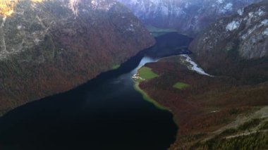Almanya 'nın Bavyera kentindeki Konigssee' deki St. Bartholoma, Bavyera Alpleri 'nin dağ manzarası ile çevrili nefes kesici bir dönüm noktasıdır. Luftaufnahme St. Bartholoma Wallfahrtskirche Berchtesgadener. 