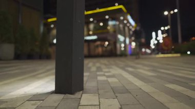 Miğfer takan ve tıbbi maske takan bir adam geceleri şehirde dolaşır, sokak lambasının önünde durur, kaskını çıkarır ve bisiklet gidonuna asar, kentsel kirliliği ve sağlık sorunlarını vurgular.. 