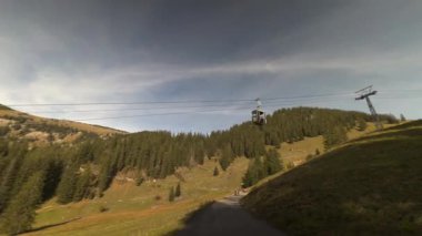Bergbahnen am Spitzingsee Im Herbst bei sonnigem Wetter in Bayern, Deutschland. Taubensteinbahn Bavyera, Almanya 'da sonbaharda güneşli bir havada. Tema turizm ve Almanya 'da seyahat. Taubenstein. 