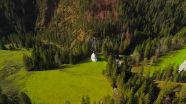Katholische Bergkapelle Maria Hilf im Valepp, Gemarkung Deutschland, Bayern Luftaufnahme. Valepp, Almanya 'daki Katolik dağ şapeli Maria Hilf, Bavyera Havacılık manzaralı. Valepp Wasserfall