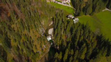 Katholische Bergkapelle Maria Hilf im Valepp, Gemarkung Deutschland, Bayern Luftaufnahme. Valepp, Almanya 'daki Katolik dağ şapeli Maria Hilf, Bavyera Havacılık manzaralı. Valepp Wasserfall