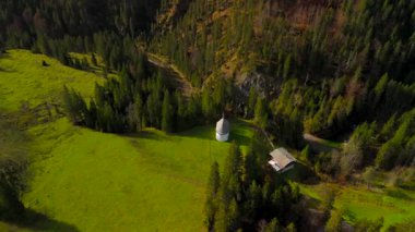 Katholische Bergkapelle Maria Hilf im Valepp, Gemarkung Deutschland, Bayern Luftaufnahme. Valepp, Almanya 'daki Katolik dağ şapeli Maria Hilf, Bavyera Havacılık manzaralı. Valepp Wasserfall