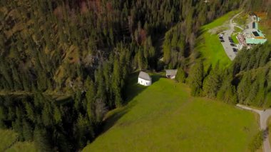 Katholische Bergkapelle Maria Hilf im Valepp, Gemarkung Deutschland, Bayern Luftaufnahme. Valepp, Almanya 'daki Katolik dağ şapeli Maria Hilf, Bavyera Havacılık manzaralı. Valepp Wasserfall