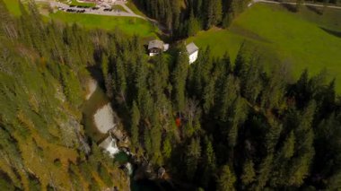 Katholische Bergkapelle Maria Hilf im Valepp, Gemarkung Deutschland, Bayern Luftaufnahme. Valepp, Almanya 'daki Katolik dağ şapeli Maria Hilf, Bavyera Havacılık manzaralı. Valepp Wasserfall