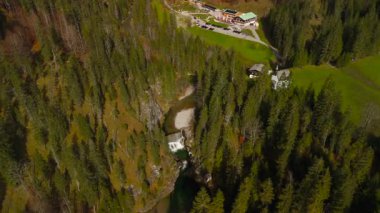 Katholische Bergkapelle Maria Hilf im Valepp, Gemarkung Deutschland, Bayern Luftaufnahme. Valepp, Almanya 'daki Katolik dağ şapeli Maria Hilf, Bavyera Havacılık manzaralı. Valepp Wasserfall