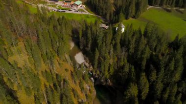 Katholische Bergkapelle Maria Hilf im Valepp, Gemarkung Deutschland, Bayern Luftaufnahme. Valepp, Almanya 'daki Katolik dağ şapeli Maria Hilf, Bavyera Havacılık manzaralı. Valepp Wasserfall