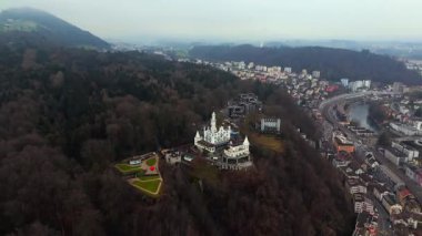 Şato Guetsch, İsviçre 'nin Lucerne şehrinde sisli kış havasında tarihi bir şatodur. Guetschwald Dağı 'ndaki Lucernes Gutsch Oteli. Eski Luzern kasabası, Schweiz Luftaufnahme.