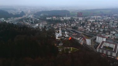 İsviçre 'nin Lucerne kentindeki tarihi şato Guetsch Şatosu sisli bir kış gününde havadan görüntülenir. Guetschwald Dağı 'na tünemiş bu ikonik otel Lucernes' in eski şehrine bakıyor.. 