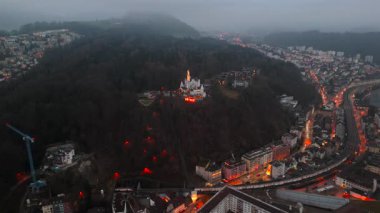 Lucerne, İsviçre 'deki Chateau Gutsch' un hava manzarası Lucerne Gölü ve İsviçre Alpleri 'nin nefes kesen manzarasıyla sisli yamaçlara tünemişti. Tarihi masal şatosu huzurlu ve lüks bir geri çekilme sunuyor. 