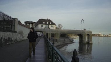 Schlosssteg Friedrichshafen, Bodensee, Deutschland im Winter bei Sonnenuntergang bei sonnigem, warmem Wetter. Schlosssteg kalenin güneydoğu yakasında en çok Friedrichshafen 'de yakalanır.