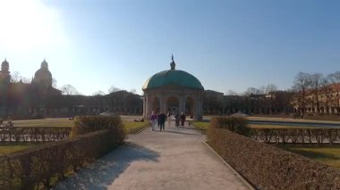 20 Mart 2022. Münih, Almanya. Münih Konağı Bahçesi, Münih Hofgarten 'deki Diana Tapınağı. İnsanlar parkta rahatlar, Dianatempel im Muenchner Hofgarten, Deutschland 'da baharın güneşli gününün tadını çıkarırlar.. 