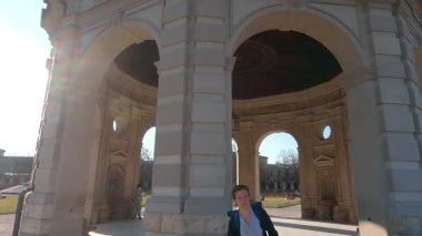 20 Mart 2022. Münih, Almanya. Münih Konağı Bahçesi, Münih Hofgarten 'deki Diana Tapınağı. İnsanlar parkta rahatlar, Dianatempel im Muenchner Hofgarten, Deutschland 'da baharın güneşli gününün tadını çıkarırlar.. 