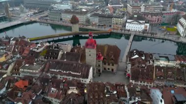 Blick auf das Rathausquai und die Kapellbruecke mit Wasserturm Luftaufnahme bei nebligem Wetter. Luzern, Schweiz. Rathaus Luzern, İsviçre 'de gökyüzü ve şehir merkezi.. 