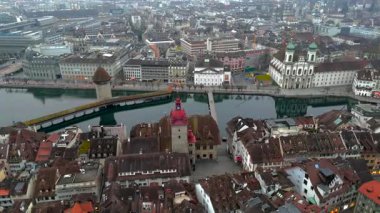 Blick auf das Rathausquai und die Kapellbruecke mit Wasserturm Luftaufnahme bei nebligem Wetter. Luzern, Schweiz. Rathaus Luzern, İsviçre 'de gökyüzü ve şehir merkezi.. 