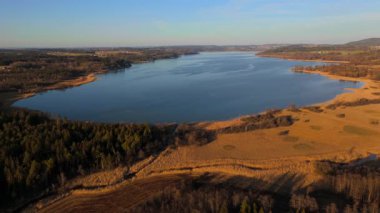 Luftaufnahme des Simssees von Suedwesten, Oberbayern, Deutschland, Landkreis Rosenheim, bei sonnigem Fruehlingswetter. Simssee hava manzaralı gölü Bavyera 'nın Alp eteklerinde, baharda Almanya. 