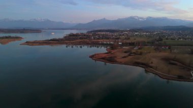 Bavyera Denizi olarak bilinen en büyük göl olan Chiemsee Gölü 'nün havadan görünüşü. Bozulmamış suları, manzaralı adaları, Alpler 'in eteklerini ve sakin günbatımını yakalamak, doğa ve seyahat içeriği için mükemmel.. 