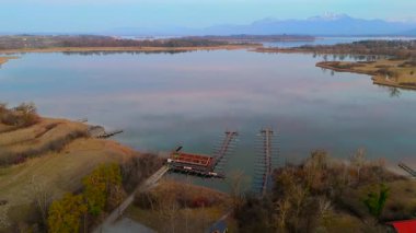 Chiemsee Gölü, Bavyera, Almanya 'da Rosenheim ve Prien am Chiemsee yakınlarında yer alır. Günbatımında hava ilkbahar manzarası, Bayerisches Meer olarak bilinen Chiemgau bölgesinin güzelliğini gözler önüne seriyor. Alpenvorland