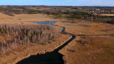 Oberlauf der Wuerm, von Starnberg bis Leutstetten Luftaufnahme. Leutstettener Moos ist Naturschutzgebiet auf Gebiet Ortsteils Leutstetten der Stadt Starnberg Oberbayern, Deutschland, Luftbild. 