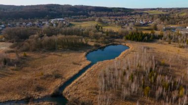 Oberlauf der Wuerm, von Starnberg bis Leutstetten Luftaufnahme. Leutstettener Moos ist Naturschutzgebiet auf Gebiet Ortsteils Leutstetten der Stadt Starnberg Oberbayern, Deutschland, Luftbild. 
