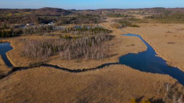Starnberg ve Leutstetten, Bavyera arasındaki Yukarı Wurm Nehri 'nin havadan görüntüsü. Temiz su, sulak alanlar, yeşil çayırlar ve ormanlar. Sadece Starnberg Gölü 'nün akışı, ilkbaharda doğa rezervi boyunca akar.