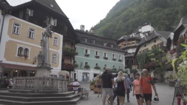 31 Ağustos 2024 Hallstatt, Avusturya. Avusturya 'daki Alp Gölü kıyısındaki güzel dağ kasabası, büyüleyici manzarası, büyüleyici caddeleri ve manzarasıyla yazın turist kalabalığını cezbediyor.. 