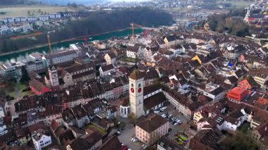 St. Johann ist evangelische Kirche Altstadt von Schaffhausen, Schweiz Luftaufnahme 'de. St. Johann Schaffhausen Kilisesi, İsviçre 'de kışın sıcak hava manzaralı. Eski kentte cazibeler. 