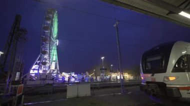 Warnemuende, Almanya. Bahnhof Warnemunde. Mecklenburg-Vorpommern 'deki terk edilmiş Alman tren istasyonunda kış gecesi. Boş platform, soğuk hava ve Baltık Denizi yakınlarında loş ışıklar. 