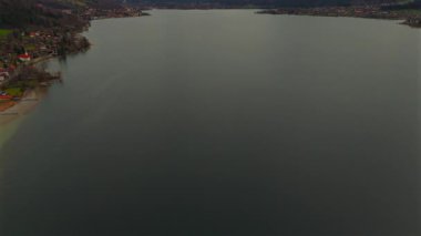 Tegernsee 'nin Bavyera, Almanya' da baharda çekilmiş etkileyici bir klibi. Görüntülerde açık göl, büyüleyici Bavyera köyleri ve bu Alp bölgesinin huzurlu atmosferi yer alıyor.. 