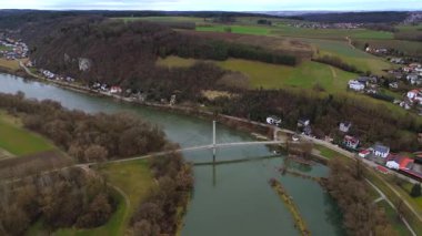 Bavyera 'daki Bad Abbach' ın çarpıcı hava manzarası, güzel kırsal bölgeler, büyüleyici köyler ve ikonik Donauebrucke ile çevrili sakin Tuna Nehri 'ni gözler önüne seriyor. Doğayla mühendisliğin mükemmel karışımı. 