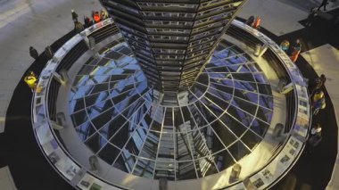 27 Aralık 2023. Berlin, Almanya. Şafakta Reichstag cam kubbesi. Gün batımında Berlin 'deki Bundestag' ın cam kubbesinin içindeki sarmal geçit. Kuppel und Dachterrasse des Reichstagsgebaudes