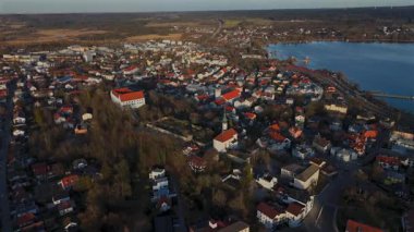 Luftaufnahme der Innenstadt von Starnberg, Deutschland Bayern und Starnberger See und Hauptattraktionen Schlossgarten und Schloss Starnberg, Pfarrkirche St. Josef auf dem Schlossberg. Berg Sarayı. 