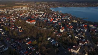 Luftaufnahme der Innenstadt von Starnberg, Deutschland Bayern und Starnberger See und Hauptattraktionen Schlossgarten und Schloss Starnberg, Pfarrkirche St. Josef auf dem Schlossberg. Berg Sarayı. 
