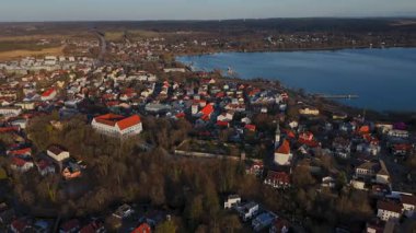 Luftaufnahme der Innenstadt von Starnberg, Deutschland Bayern und Starnberger See und Hauptattraktionen Schlossgarten und Schloss Starnberg, Pfarrkirche St. Josef auf dem Schlossberg. Berg Sarayı. 
