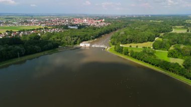 Faiminger Stausee damm Lauingen Donau Bayern, Deutschland Sommer Luftaufnahme. Yazın Almanya 'nın Bavyera eyaletinde yer alan Lauingen eyaletine bakan Faiminger Stausee barajının havadan görünüşü. Hidroelektrik santrali. 
