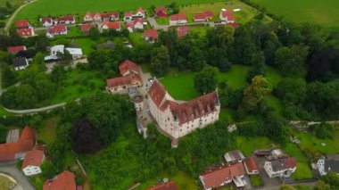 Schloss Haunsheim in Haunsheim im Landkreis Dillingen an der Donau in Deutschland Luftaufnahme. Haunsheim Kalesi ve Bavyera, Almanya 'da İngiliz tarzı hava manzarası. Neogotik stil. 