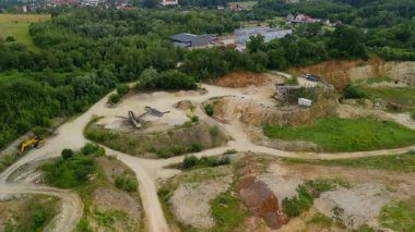 Almanya 'da terk edilmiş bir maden ocağının Landkreis Dillingen' deki hava manzarası. Pit mayınlarının insansız hava aracı görüntüsü. Steinbruch Luftaufnahme Deutschland 'da, Bayern de der Stadt Haunsheim' de. Madencilik ekipmanları. 