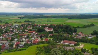 Schloss Haunsheim in Haunsheim im Landkreis Dillingen an der Donau in Deutschland Luftaufnahme. Haunsheim Kalesi ve Bavyera, Almanya 'da İngiliz tarzı hava manzarası. Neogotik stil. 