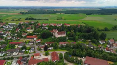 Schloss Haunsheim in Haunsheim im Landkreis Dillingen an der Donau in Deutschland Luftaufnahme. Haunsheim Kalesi ve Bavyera, Almanya 'da İngiliz tarzı hava manzarası. Neogotik stil. 