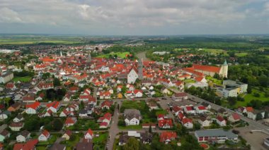 Lauingen Donau und die Umgebung aus der Luft Deutschland, Bayern im Sommer. Lauingen am Donau, Stadt im Landkreis Dillingen an der Donau Luftaufnahme der Innenstadt. Tuna 'nın kıyısındaki bir kasabada. 