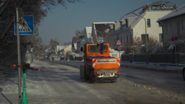 Kışçı. Almanya, Münih 'te şehir hizmetleri kar temizliyor. Kar temizleme aracı, kar yağdıktan sonra kaldırımdan ve bisiklet yolundan yüksek hızda kar kürüyor. Schneepflug. Kar temizleyici. 