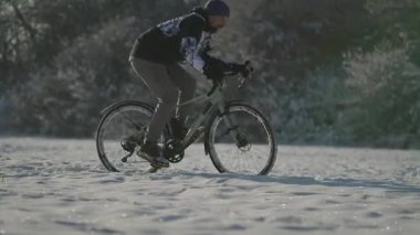 İnsanoğlu off-road yolundaki derin karlar üzerinde mücadele eder, engebeli araziler ve kar yığınlarıyla mücadele eder. Sert koşullara ve soğuğa rağmen, kış manzarasında azimli ve cesur unsurlarla ilerlemeye devam ediyor.. 