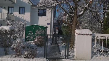 Erkek bisikletçi güneşli kış havasında evin avlusunu bisikletle terk ediyor. Banliyö, Avrupa 'da kaleyi kışın açarak evden ayrılıyor. Bisikletin her gün her havada kullanılması. 