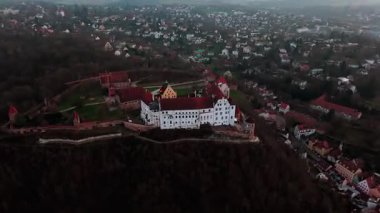 Die Burg Trausnitz ist eine Burg oberhalb der Altstadt der niederbayerischen Bezirkshauptstadt Landshut, in der Gemarkung Berg ob Landshut Deutschland, Luftaufnahme. Trausnitz Kalesi hava görüntüsü. 